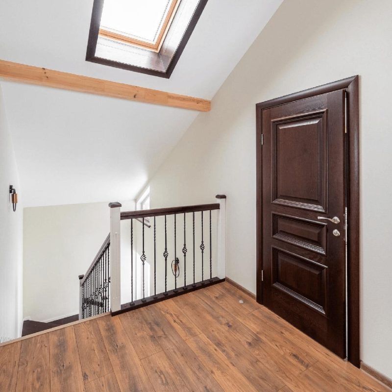 Деревянная лестница из ясеня и пригласительной ступенью