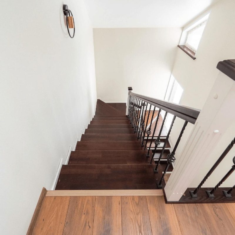 Деревянная лестница из ясеня и пригласительной ступенью