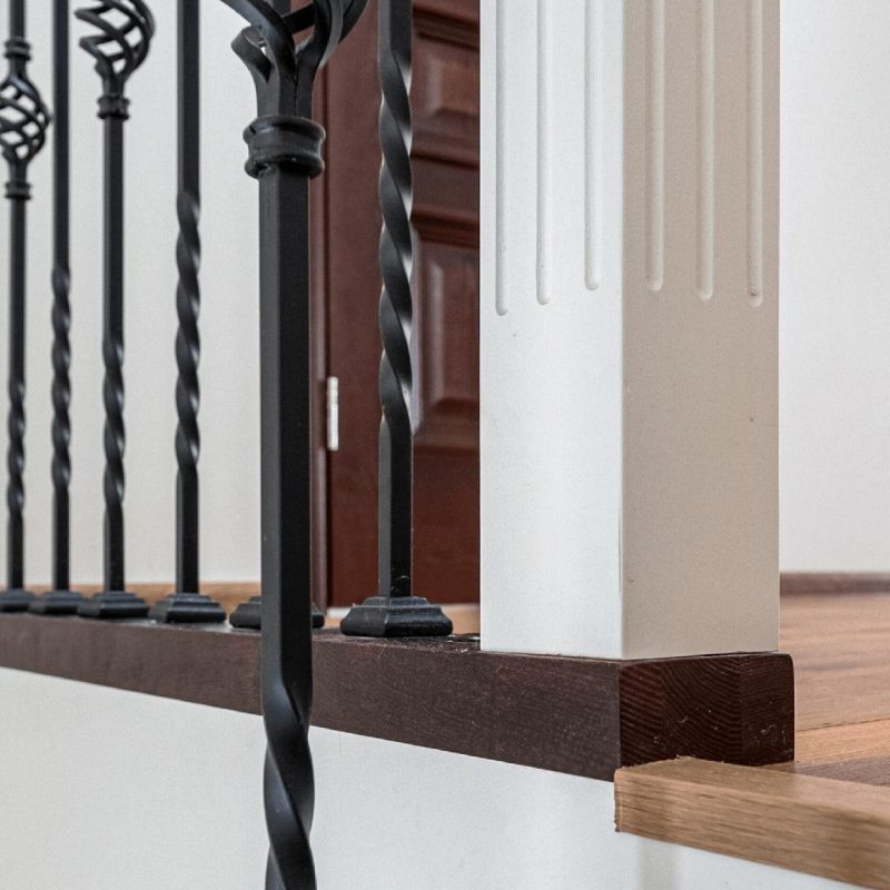 Деревянная лестница из ясеня и пригласительной ступенью