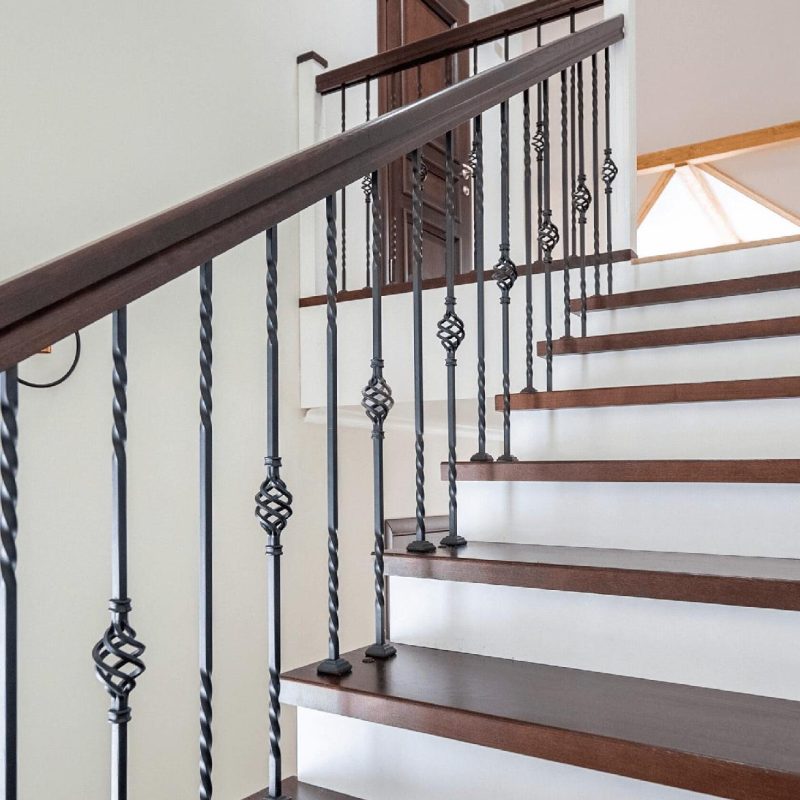 Деревянная лестница из ясеня и пригласительной ступенью