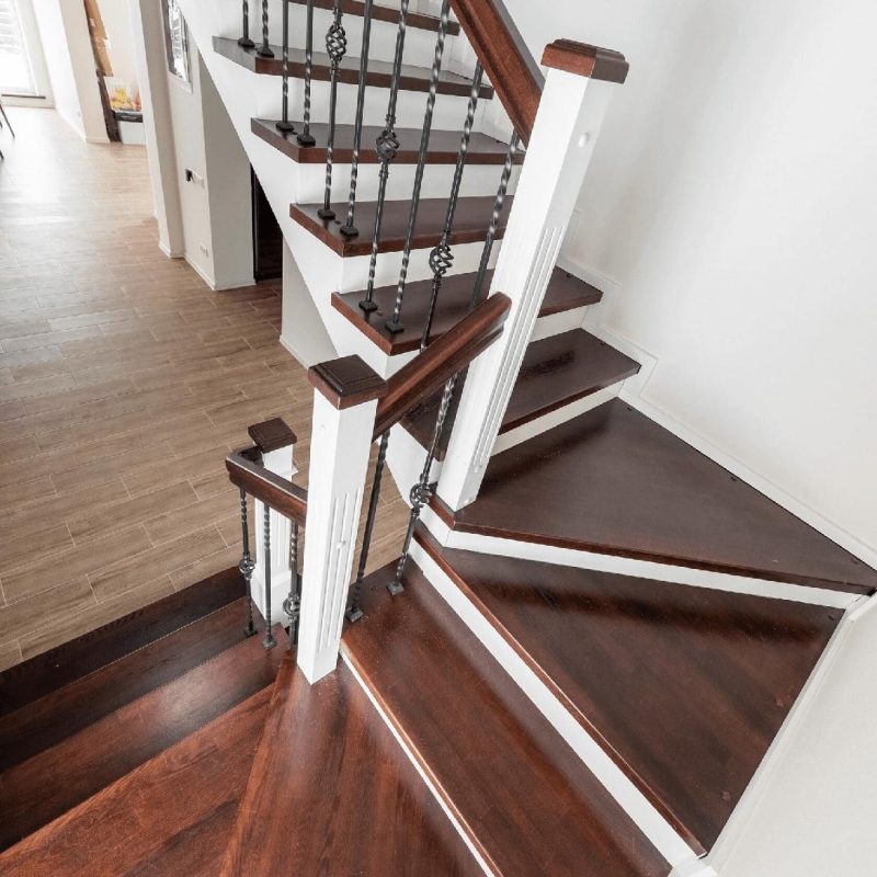 Деревянная лестница из ясеня и пригласительной ступенью