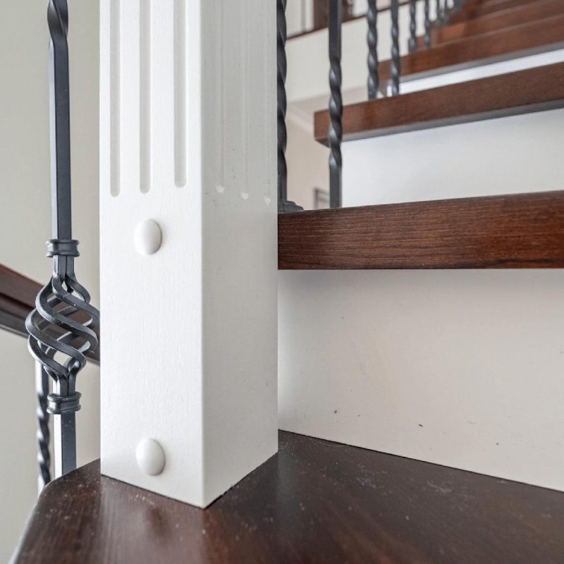 Деревянная лестница из ясеня и пригласительной ступенью