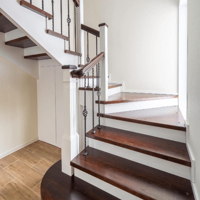 Деревянная лестница из ясеня и пригласительной ступенью