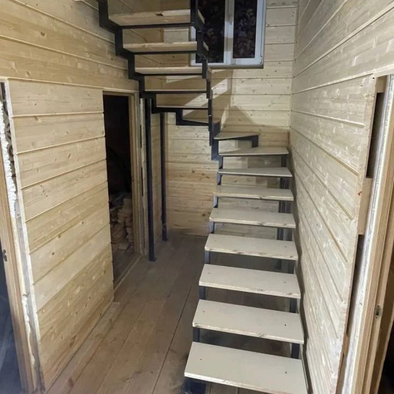 Двойной косоур забежной лестницы на 180 градусов в доме из бруса