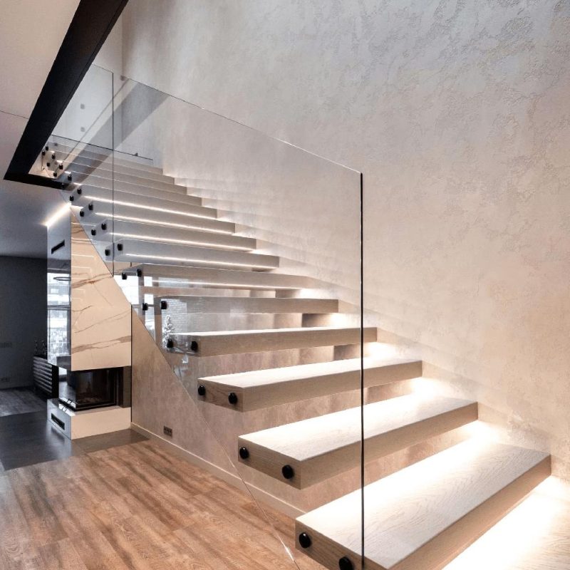 Консольная лестница со шпонированными ступенями и стеклом