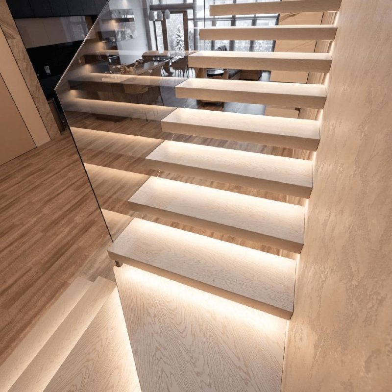 Консольная лестница со шпонированными ступенями и стеклом