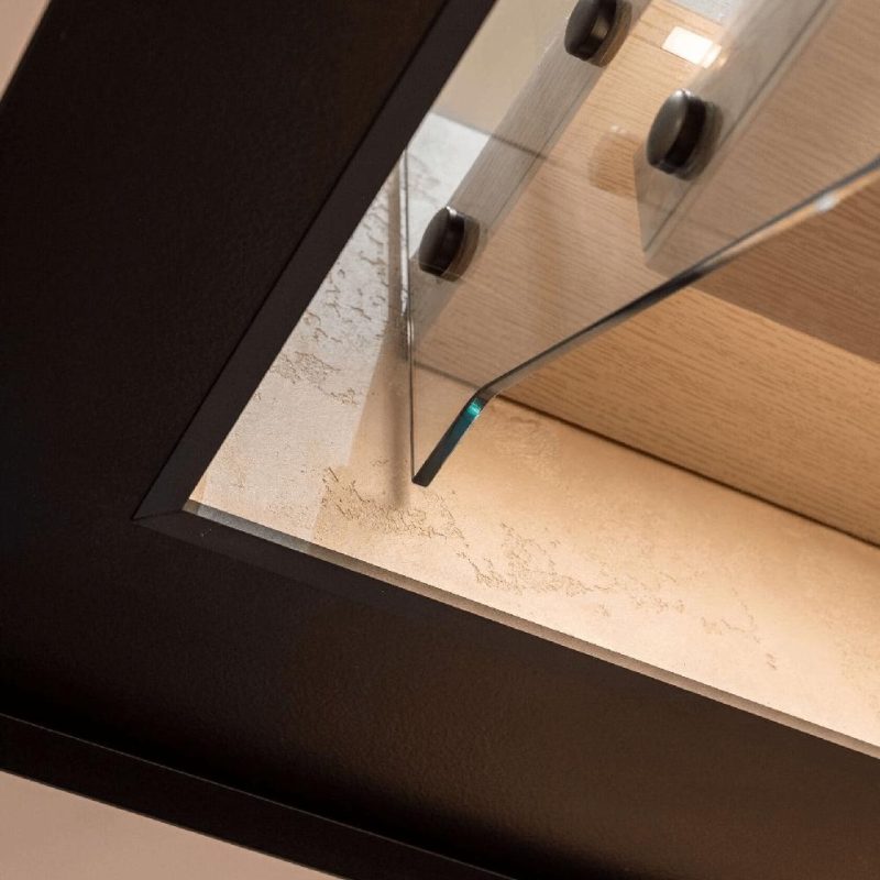 Консольная лестница со шпонированными ступенями и стеклом