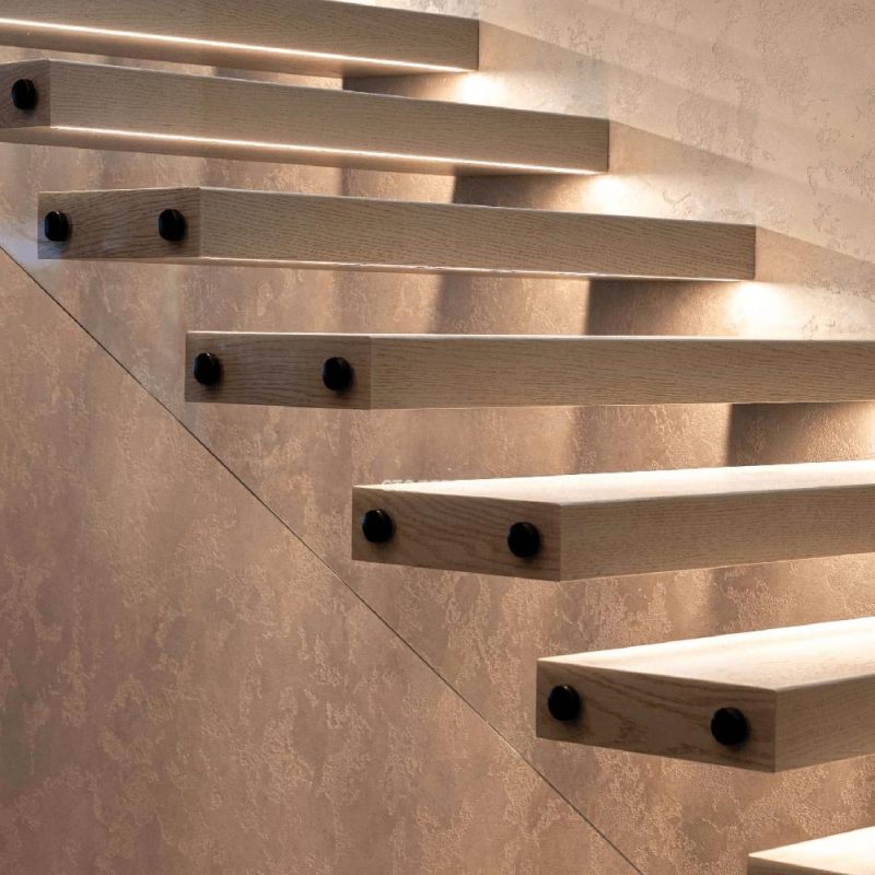 Консольная лестница со шпонированными ступенями и стеклом