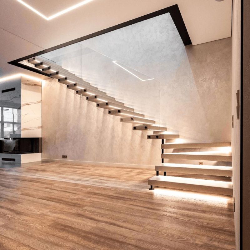 Консольная лестница со шпонированными ступенями и стеклом