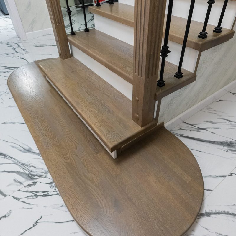 Облицовка бетонной лестницы дубом с широкой первой ступенью