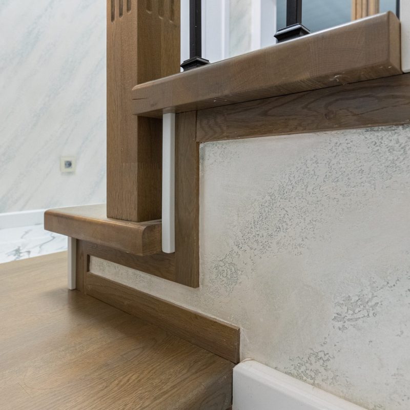 Облицовка бетонной лестницы дубом с широкой первой ступенью