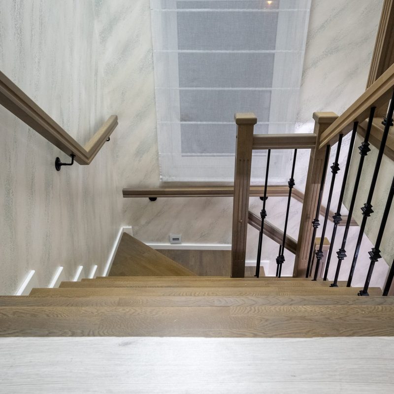 Облицовка бетонной лестницы дубом с широкой первой ступенью