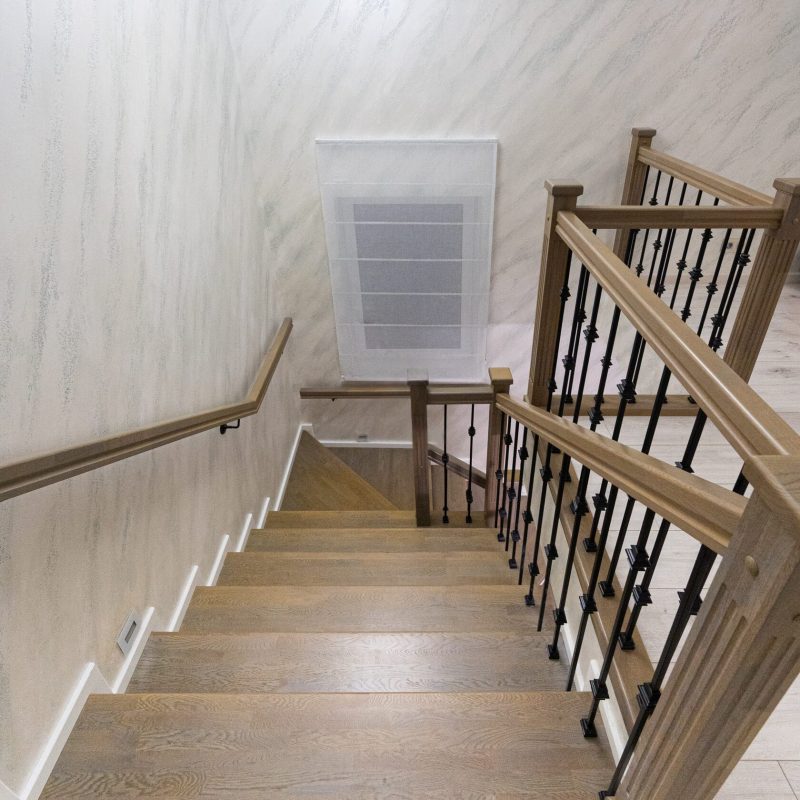 Облицовка бетонной лестницы дубом с широкой первой ступенью